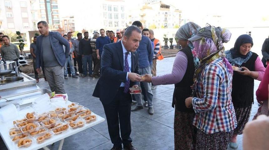 Başkan B&ouml;cek, İş&ccedil;ilere Lokma Dağıttı