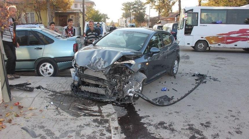 Erzincan&rsquo;da Trafik Kazası: 2 Yaralı