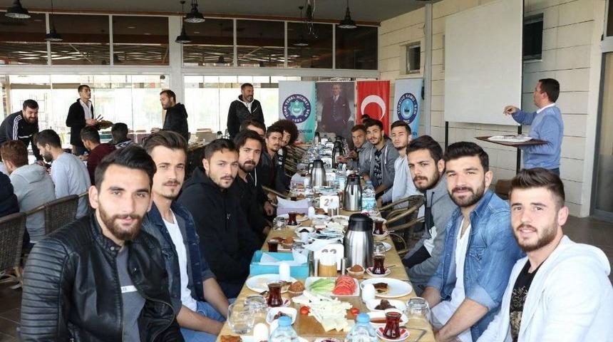 Manisa Bbsk&rsquo;lı Futbolcular Kahvaltıda Bir Araya Geldi