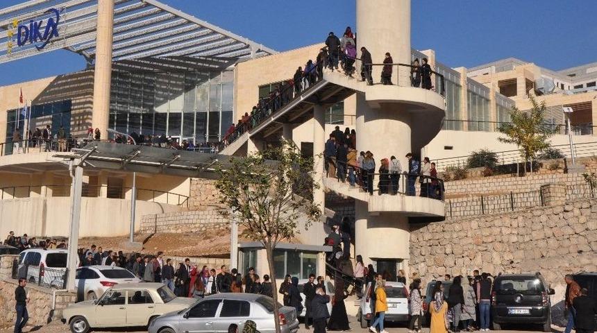 Dika&rsquo;nın 200 Kişilik İş Başvurusuna Binlerce Kişi Başvurdu