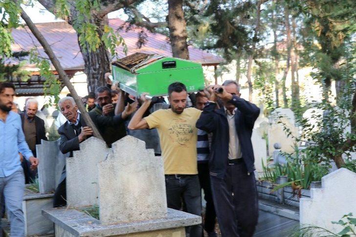 Tek Teker Arif’le Trafik Kazasında Ölen Ülkü Özcan Defnedildi G3