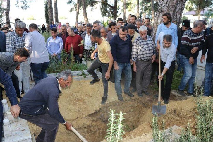 Tek Teker Arif’le Trafik Kazasında Ölen Ülkü Özcan Defnedildi G4