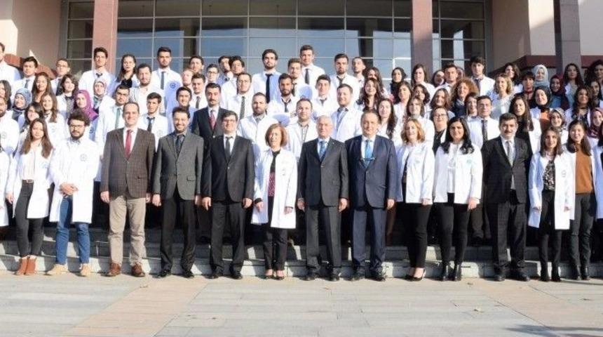 Esog&uuml;&rsquo;l&uuml; Gen&ccedil; Diş Hekimi Adayları Beyaz &Ouml;nl&uuml;klerini Giydi