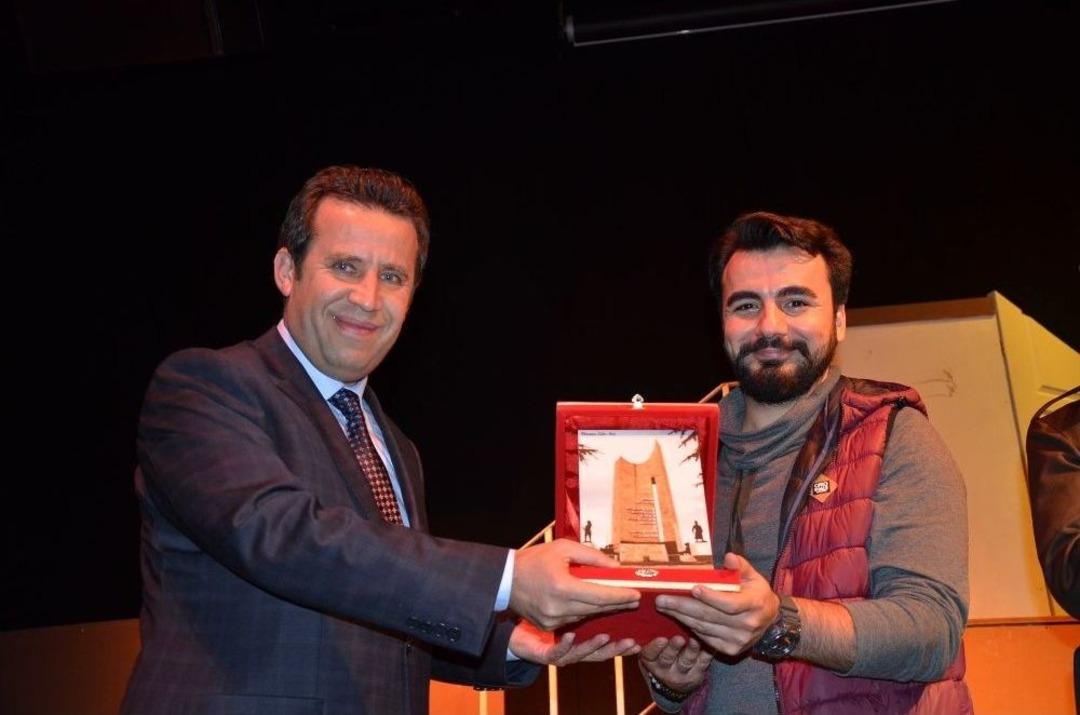 3. Boz&uuml;y&uuml;k Metristepe Tiyatro G&uuml;nleri&rsquo;nde &ldquo;karanlıkta Komedi&rdquo; İzleyenleri G&uuml;ld&uuml;rd&uuml;