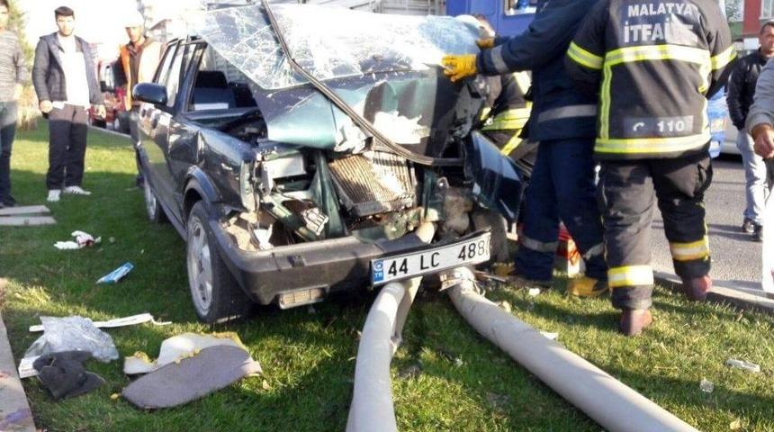 Kamyon Otomobile &Ccedil;arptı: 2 Yaralı