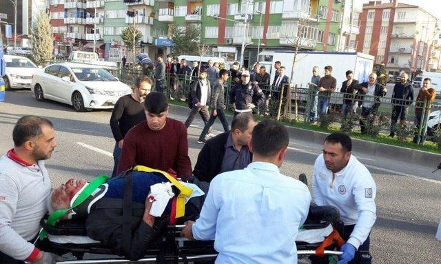 Kamyon Otomobile &Ccedil;arptı: 2 Yaralı 1