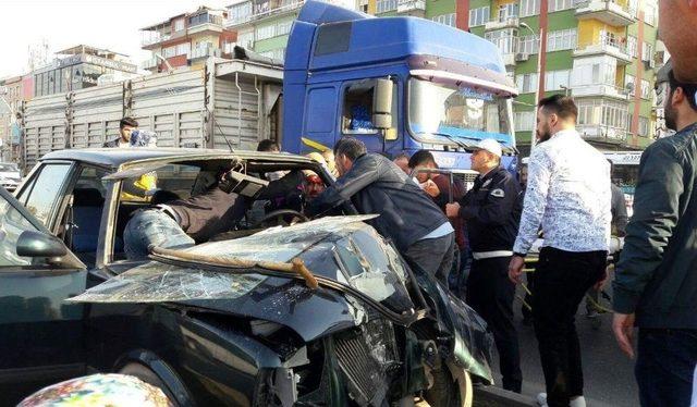 Kamyon Otomobile &Ccedil;arptı: 2 Yaralı 3