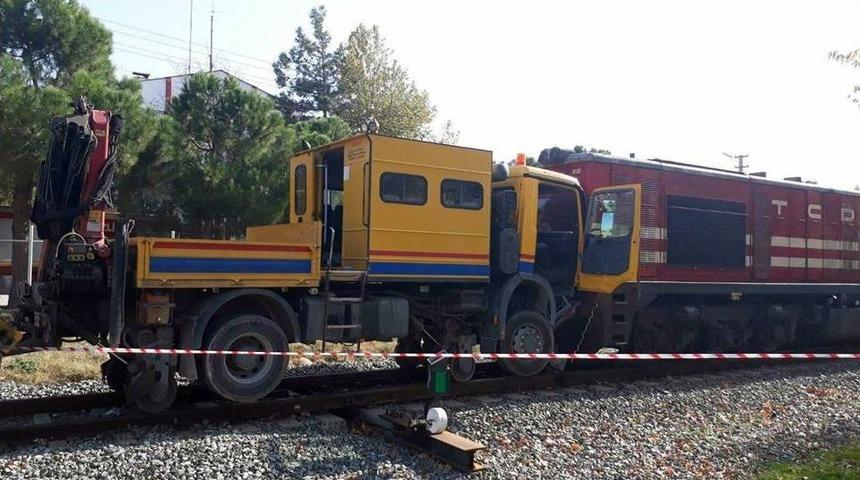 Y&uuml;k Treni Bakım Aracı İle &Ccedil;arpıştı: 3 Yaralı
