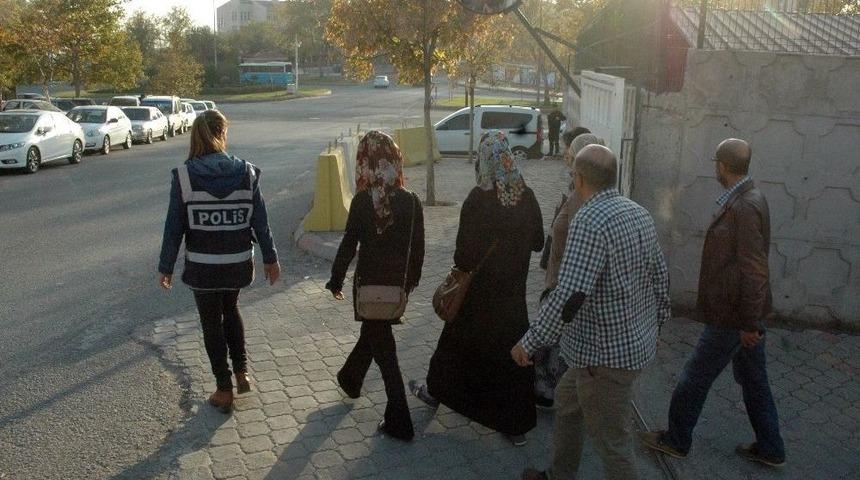 Dilencileri Apartmana Kilitleyerek Yakalattı