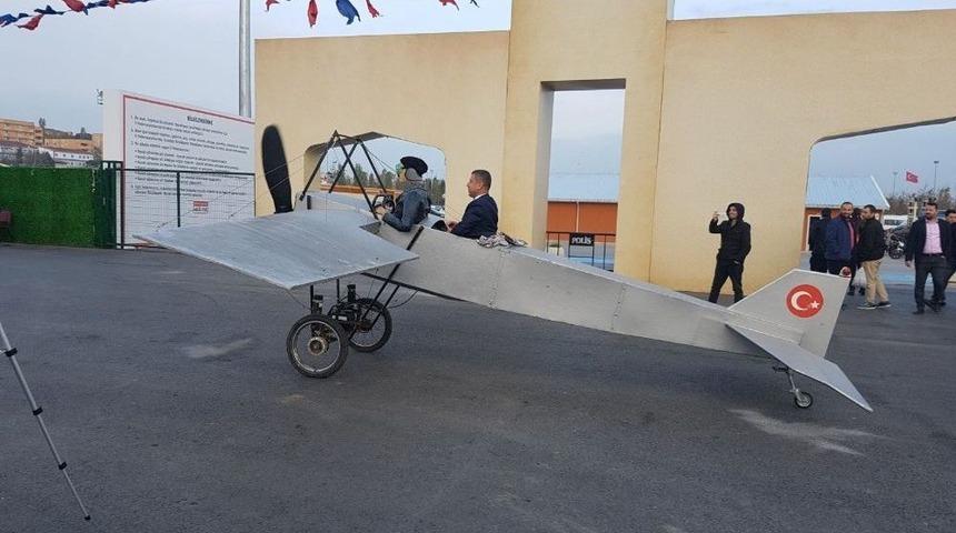 Temsili U&ccedil;akla Şeref Turu Attı