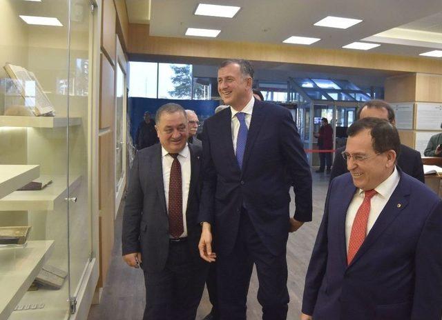 Acara &Ouml;zerk Cumhuriyeti Başkanı Pataradze Trabzonlu İş Adamları İle Buluştu 2