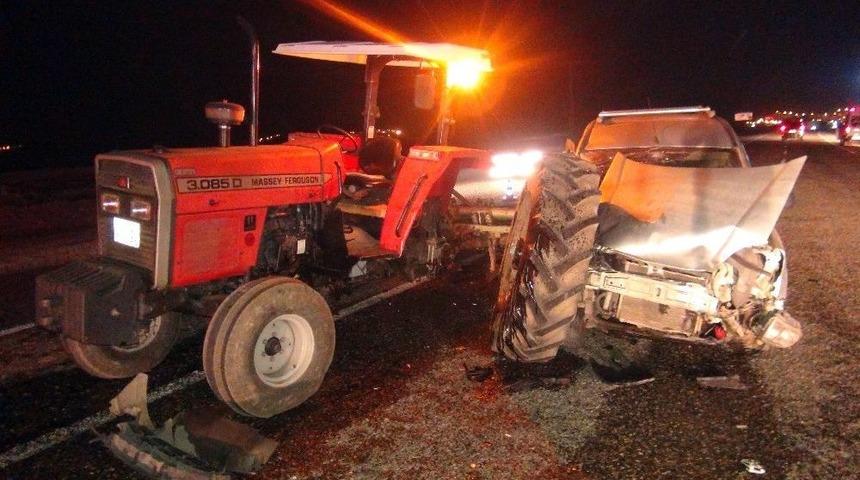 Traktöre Arkadan Çarptı: 2 Yaralı