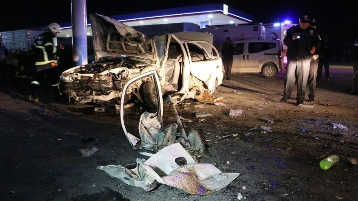 Aksaray&rsquo;da İki Otomobil &Ccedil;arpıştı: 7 Yaralı