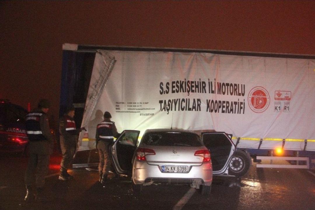 Otomobil Tırın Altına Girdi: 1 Kişi &Ouml;ld&uuml;,1 Kişi Yaralandı