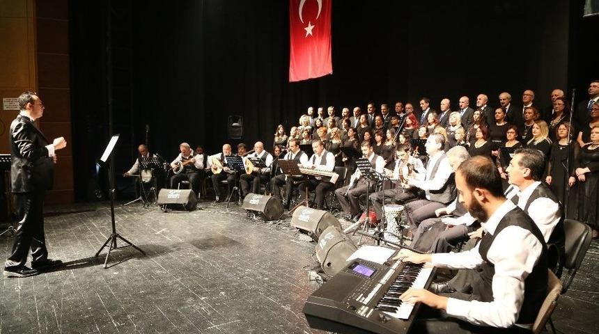 Efeler Belediyesi T&uuml;rk M&uuml;ziği Korosu Mest Etti