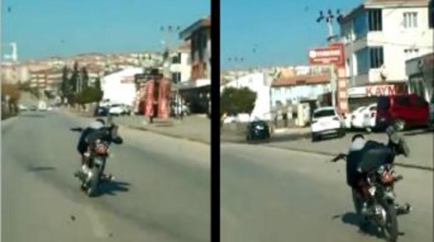 Yatarak Motosiklet Kullanan Gen&ccedil; Y&uuml;rekleri Ağızlara Getirdi