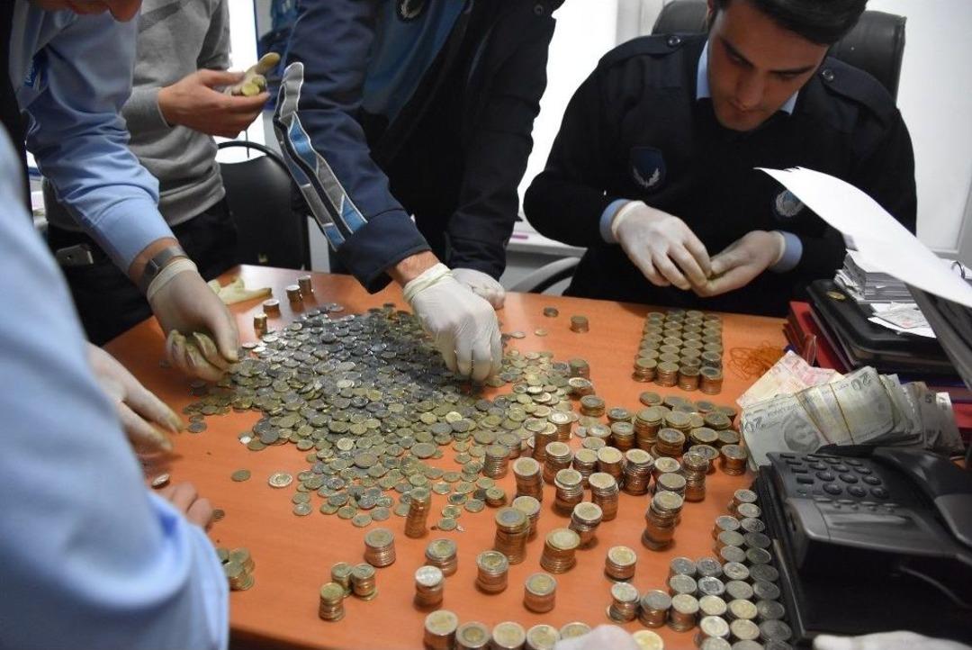 (&ouml;zel Haber) Dilencinin Ceplerinden Binlerce Madeni Para &Ccedil;ıktı