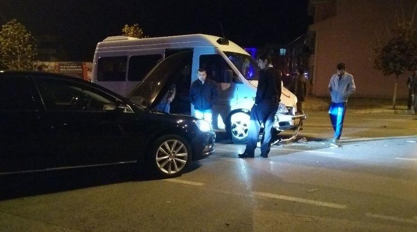 Minib&uuml;s İle Otomobil &Ccedil;arpıştı: 1 Yaralı
