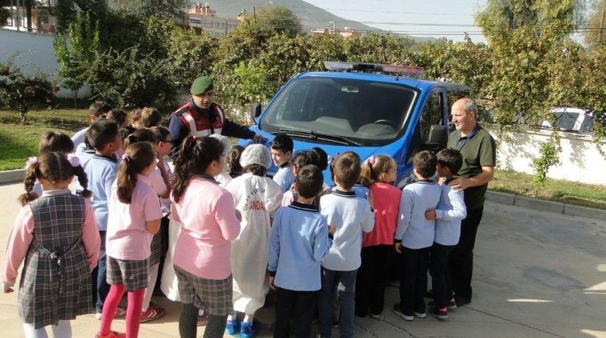S&ouml;ke&rsquo;de &Ouml;ğrenciler Yazdıkları Şiirlerle Jandarmayı Duygulandırdı
