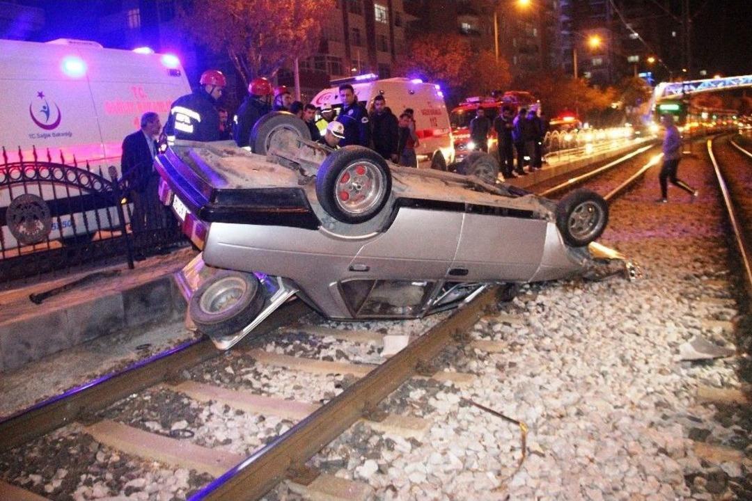 Kontrolden &Ccedil;ıkan Otomobil Tramvay Yoluna Girdi: 2 Yaralı