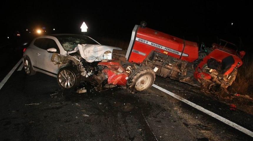 Otomobil Trakt&ouml;re Arkadan &Ccedil;arptı: 2 Yaralı