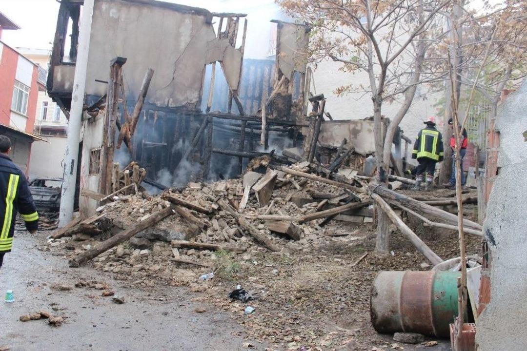 Alkol Aldıkları Binada &Ccedil;ıkan Yangında Yanarak Can Verdi