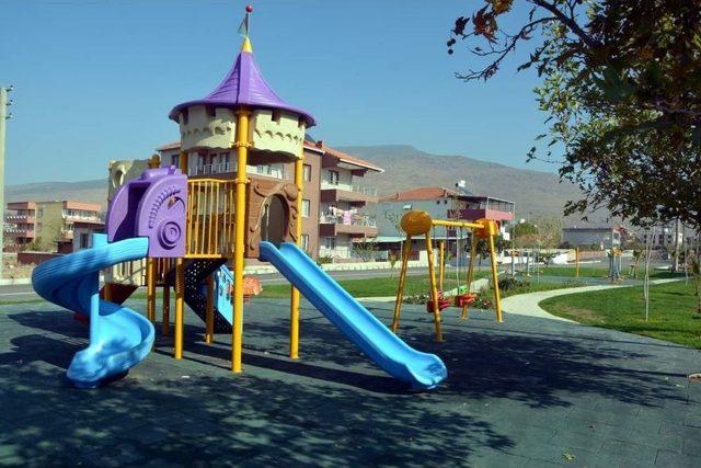 Aliağa Belediyesinden Helvacı’ya İki Modern Park