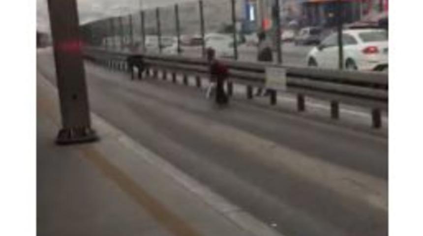 (&ouml;zel Haber) Mendil Satan Suriyeli &Ccedil;ocuklar Metrob&uuml;s Durağına Girmek İ&ccedil;in E-5&rsquo;e Atladılar