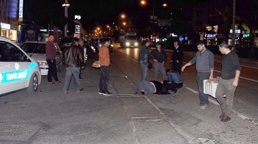 Motosiklet Tutkunu Yaşlı Adam Hayatını Kaskı Ve Sırt &Ccedil;antasına Bor&ccedil;lu