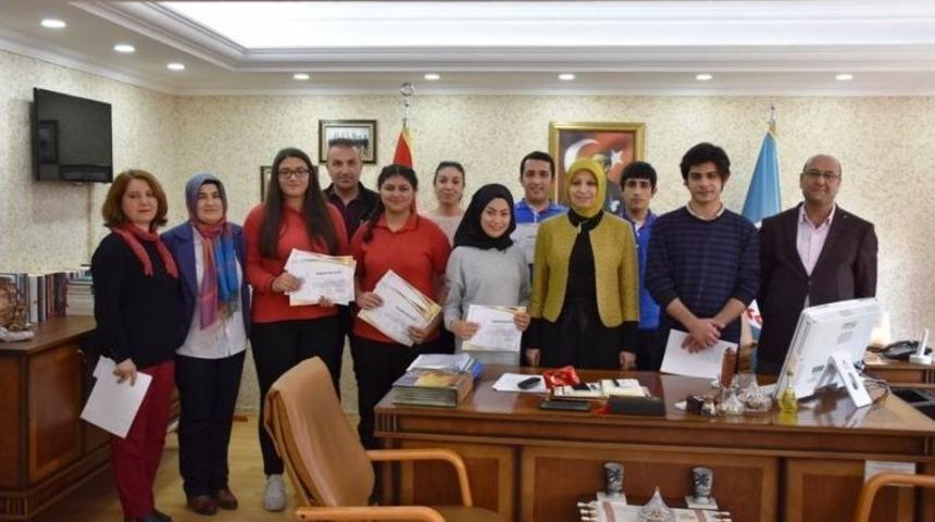 Kitap Okuma Yarışmasında Dereceye Giren &Ouml;ğrencilere Başarı Belgeleri Verildi