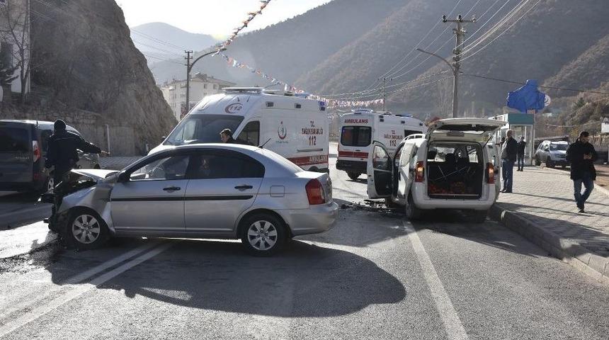 G&uuml;m&uuml;şhane&rsquo;de Trafik Kazası: 7 Yaralı