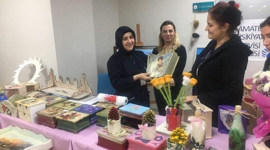 Hem Tedavi G&ouml;rd&uuml;ler Hem De El Emeklerini Sergilediler