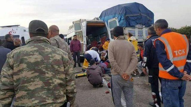 Narenciye İşçilerini Taşıyan Minibüs Kaza Yaptı: 1 Ölü, 24 Yaralı