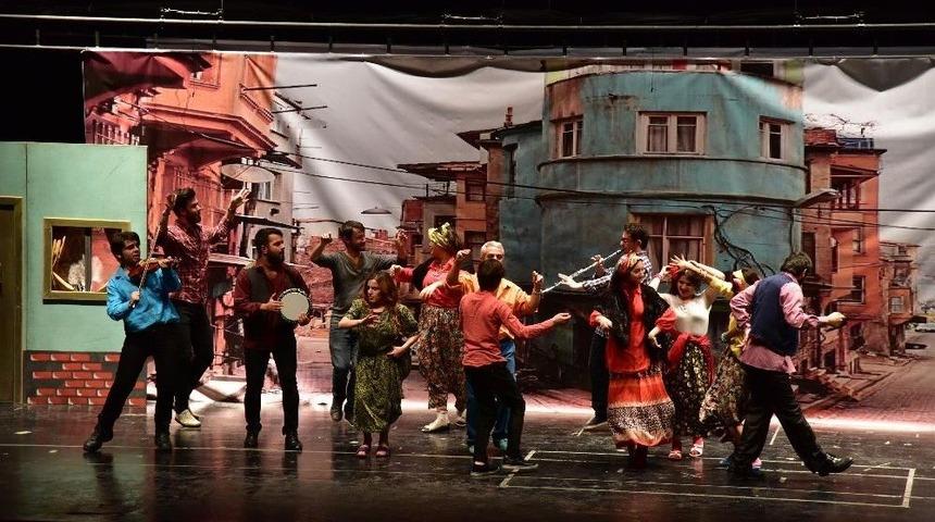 Bilecik Şehir Tiyatroları &lsquo;istanbul&rsquo;dan İnsan Manzaraları&rsquo; Adlı Oyun İle H&uuml;nerlerini Sergiledi