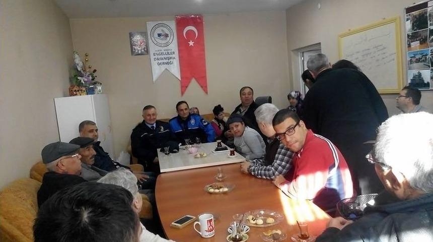 Boz&uuml;y&uuml;k Polisi Engellilerin Yanında