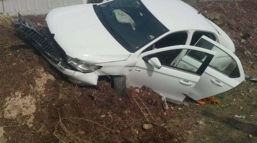 Otomobil Yoldan &Ccedil;ıktı