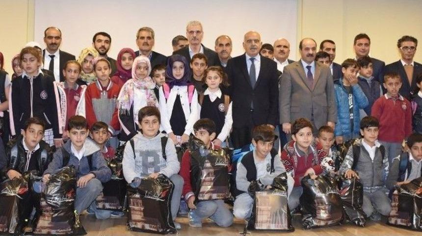 Gen&ccedil;&rsquo;te Bin &Ouml;ğrenciye Bot Ve Mont Dağıtıldı