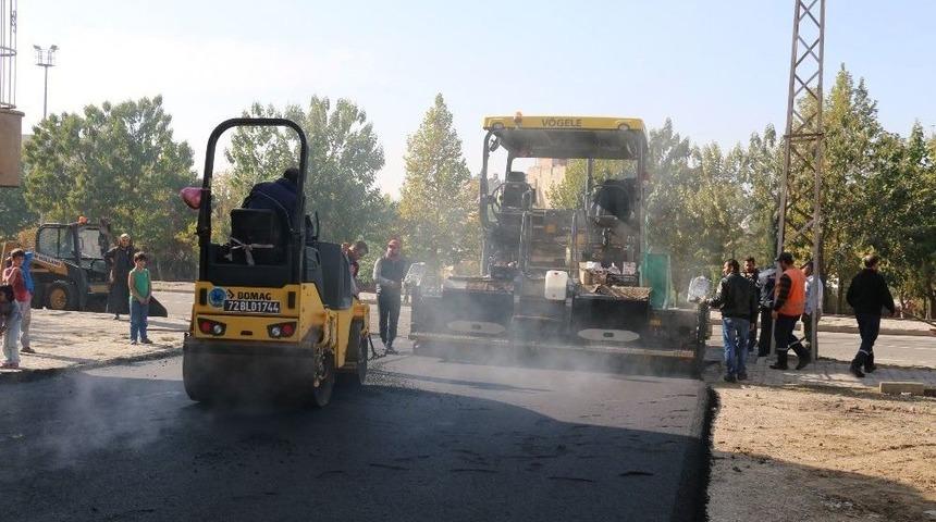 Yollara Asfalt Ve Kilit Taşı