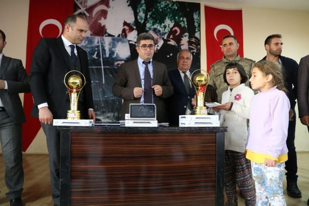 Varto Kaymakamından 140 Kız &Ouml;ğrenciye Tablet