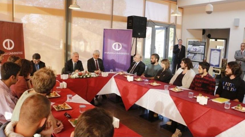 Rekt&ouml;r G&uuml;ndoğan &Ouml;ğrenci Kul&uuml;plerinin Temsilcileri İle Bir Araya Geldi