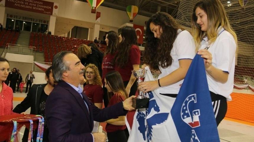&Uuml;niversiteler Arası T&uuml;rkiye Eskrim Şampiyonası &Ouml;d&uuml;llerini Rekt&ouml;r Bağlı Verdi