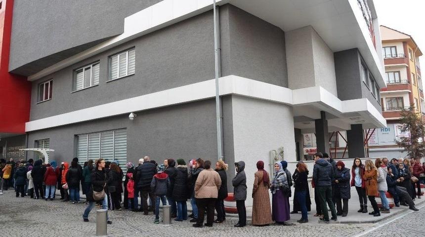 Bu Kuyruk Tiyatro İ&ccedil;in