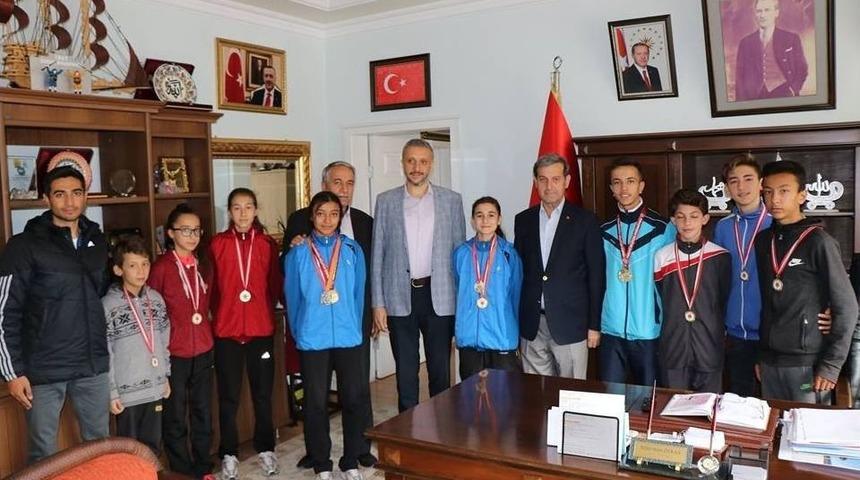 Madalyalı Atletlerin Başkan &Ouml;zkan&rsquo;ı Ziyareti