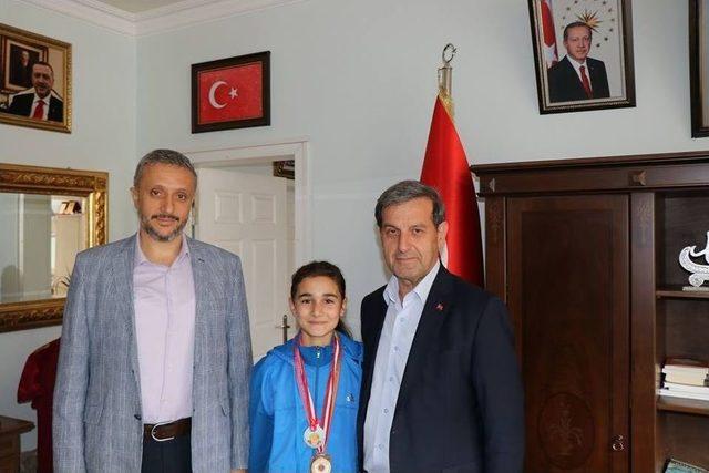 Madalyalı Atletlerin Başkan &Ouml;zkan&rsquo;ı Ziyareti 1