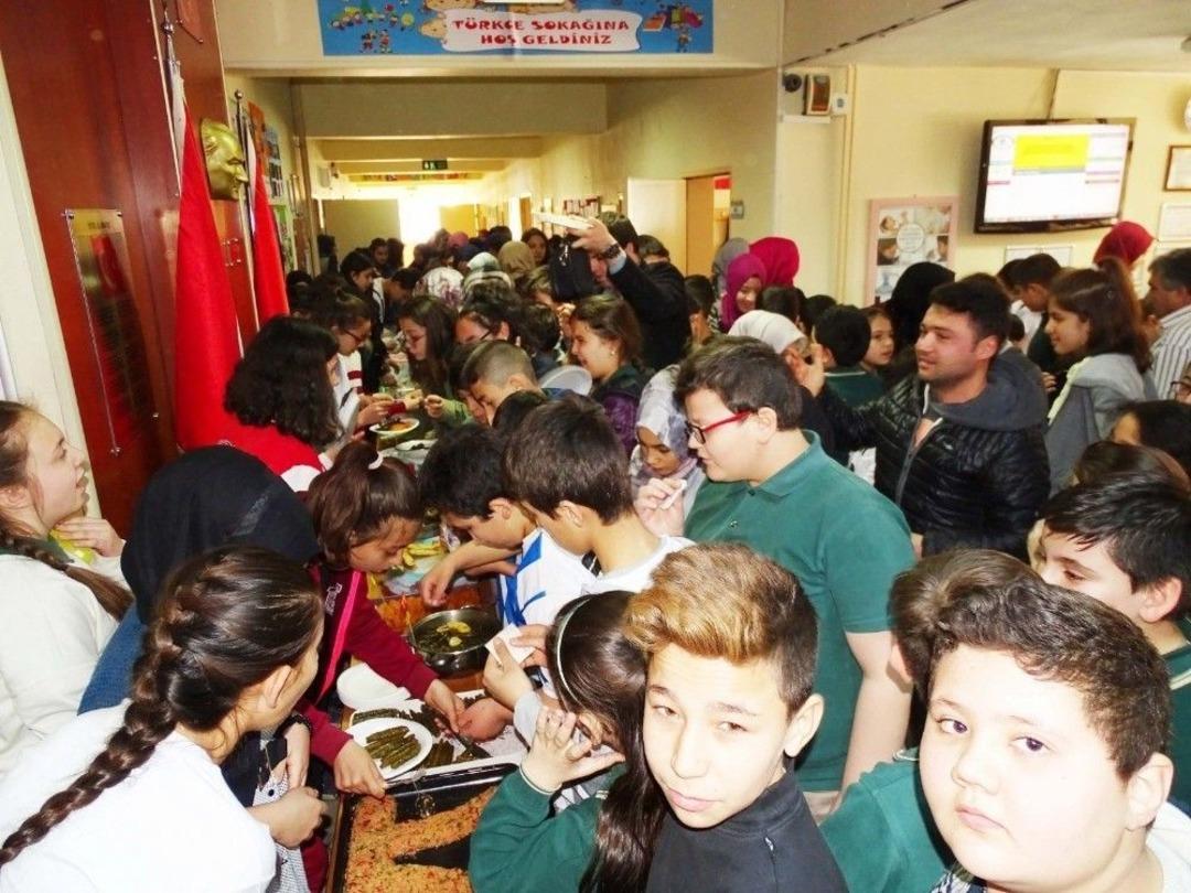 Pi G&uuml;n&uuml; Etkinliğinde Satılan Yiyeceklerin Geliri Mehmet&ccedil;iklere