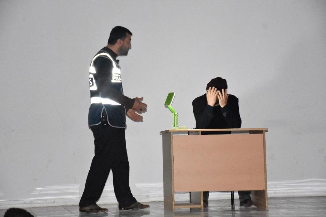 &Ouml;ğrencilere Madde Bağımlılığı Tiyatro Oyunu İle Anlatıldı