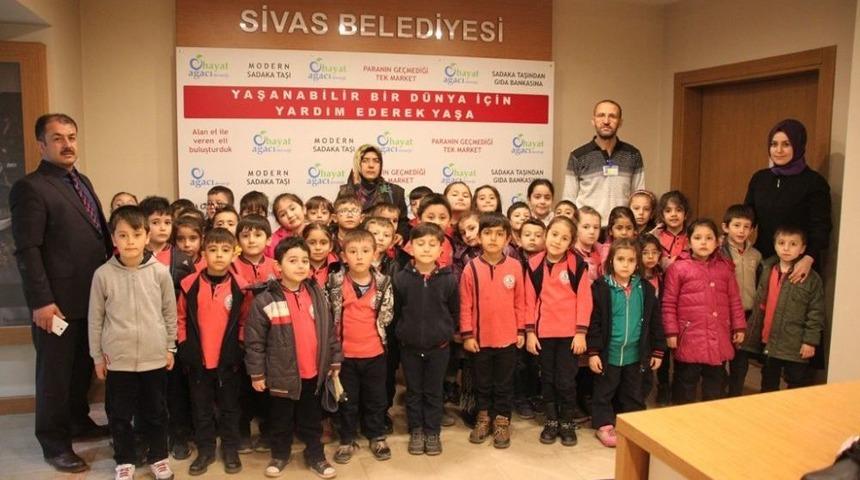 Öğrenciler Gıda Bankası’nda Yardımlaşmayı Öğreniyor