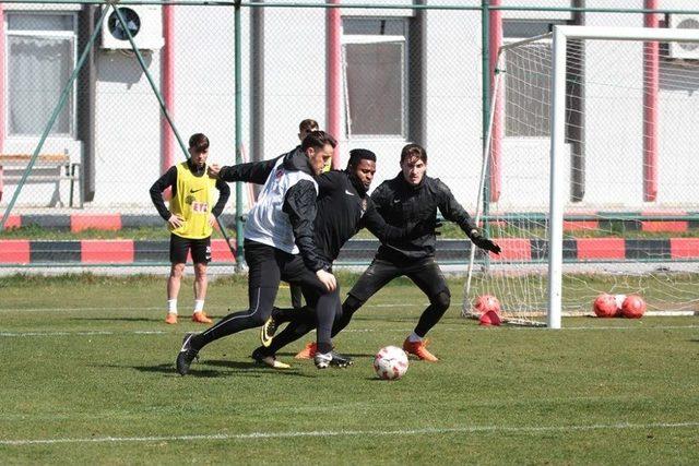 Maça Alınmayacak Taraftarlar Antrenmana Geldi