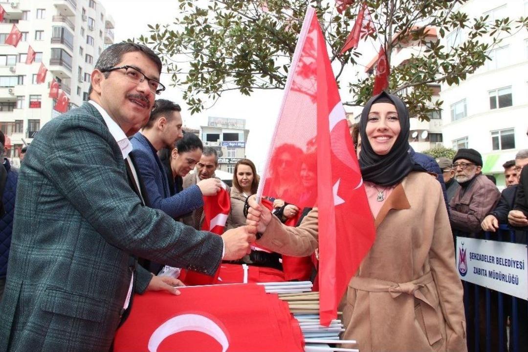 Şehzadeler Belediyesi 18 Mart Şehitler G&uuml;n&uuml; Dolaysıyla Mehter Eşliğinde Bayrak Dağıtıp Şehitleri Andılar