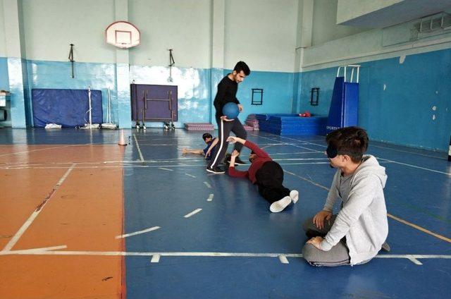 Öğrenciler, Engellilerin Yaşadığı Zorluklara Dikkat Çekti